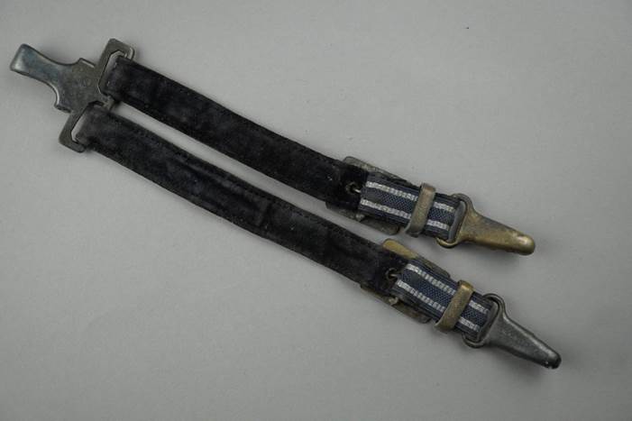 A pair of black straps with metal buckles

Description automatically generated