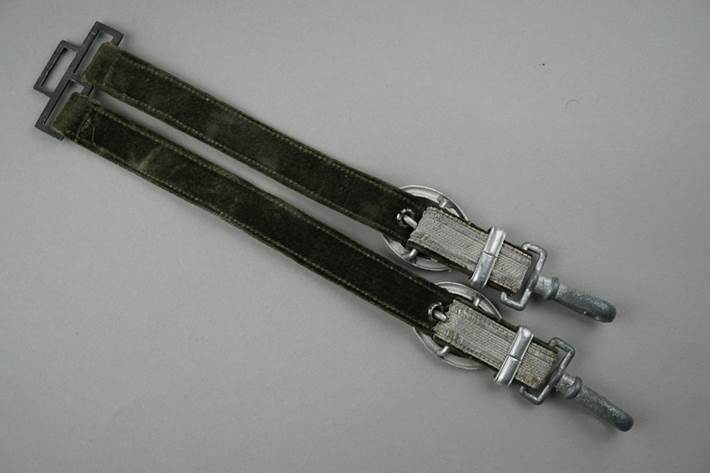 A pair of black straps with metal clasps

Description automatically generated