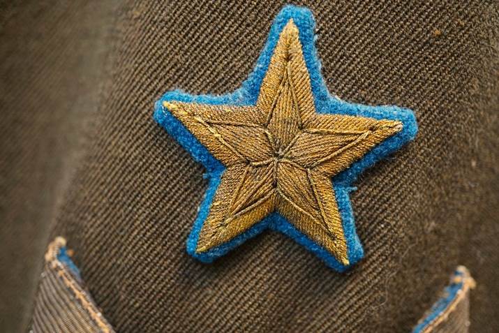 A star patch on a brown fabric

Description automatically generated