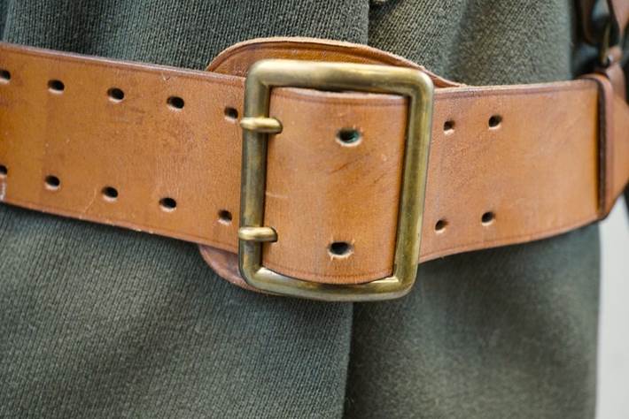 A brown belt with a buckle

Description automatically generated