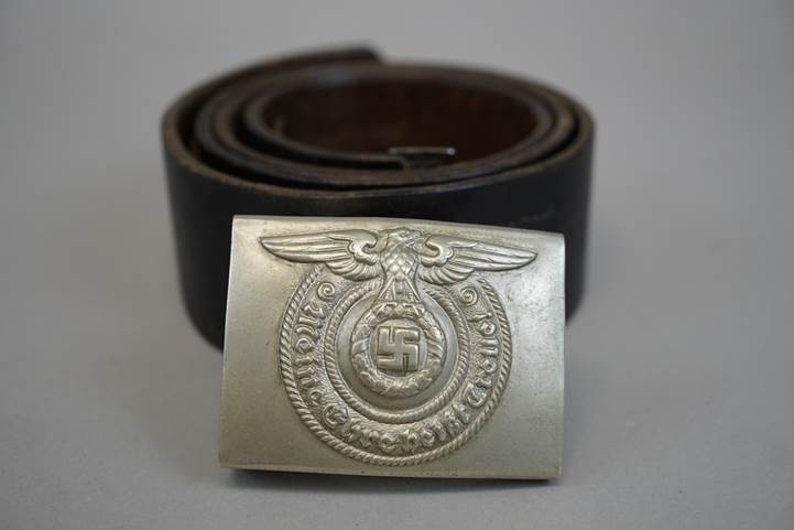 A belt with a metal buckle

Description automatically generated