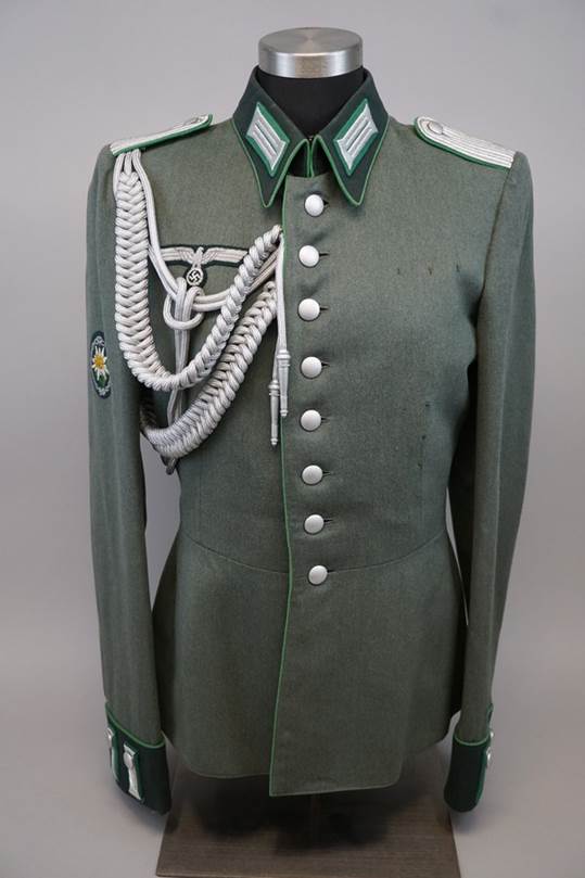 A military uniform with a white rope

Description automatically generated