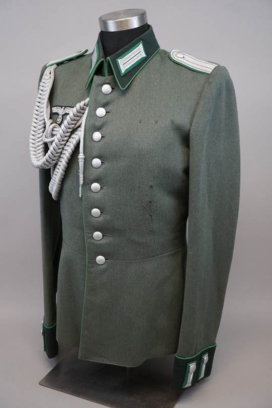 A military uniform with a rope

Description automatically generated