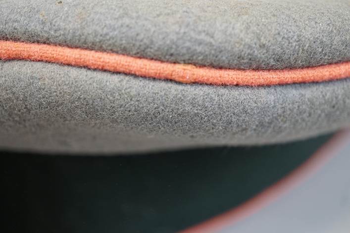 A close-up of a grey hat

Description automatically generated