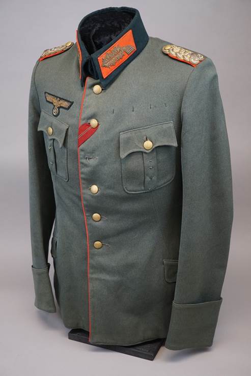 A military uniform with a red and blue patch

Description automatically generated