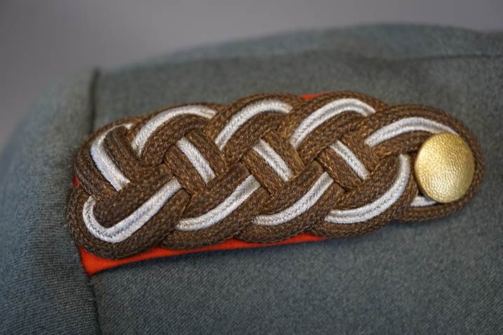 A close up of a braided belt

Description automatically generated