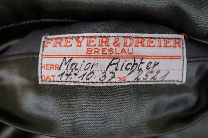 A label on a jacket

Description automatically generated