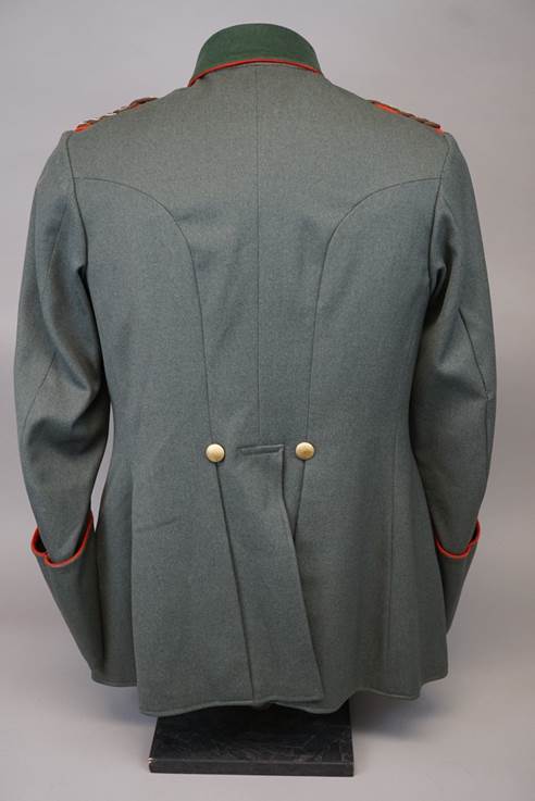 A back view of a military uniform

Description automatically generated