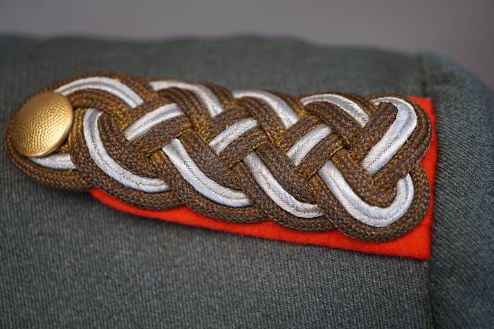 A close-up of a braided fabric

Description automatically generated