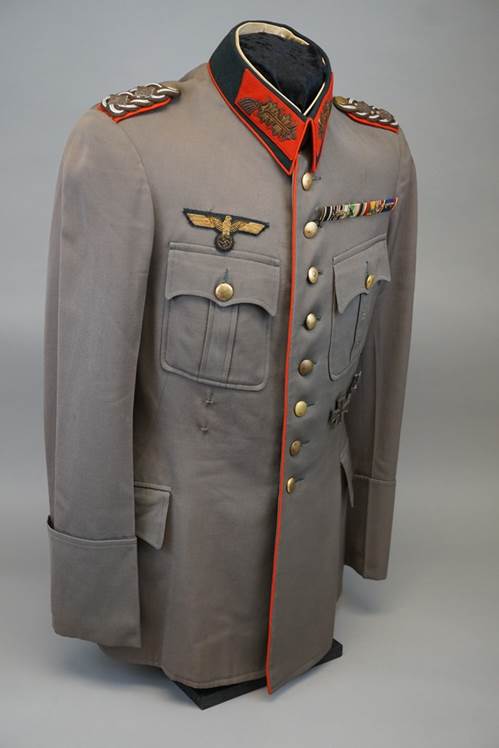 A gray military uniform with red trim

Description automatically generated