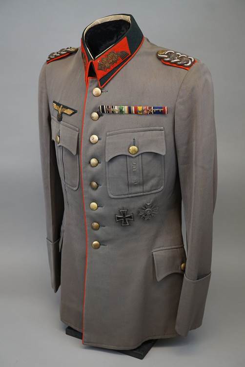 A military uniform with medals

Description automatically generated