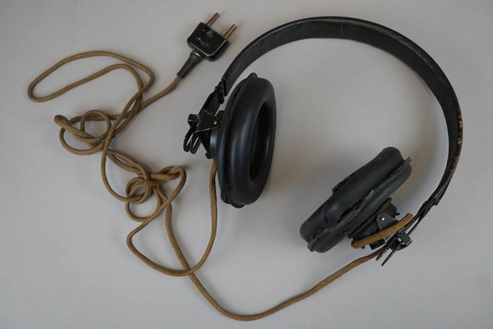 A pair of headphones with a cord

Description automatically generated