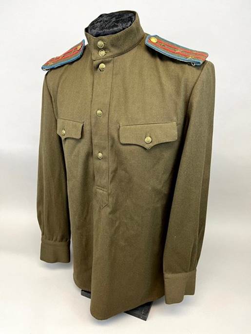 A military uniform with a collar

Description automatically generated