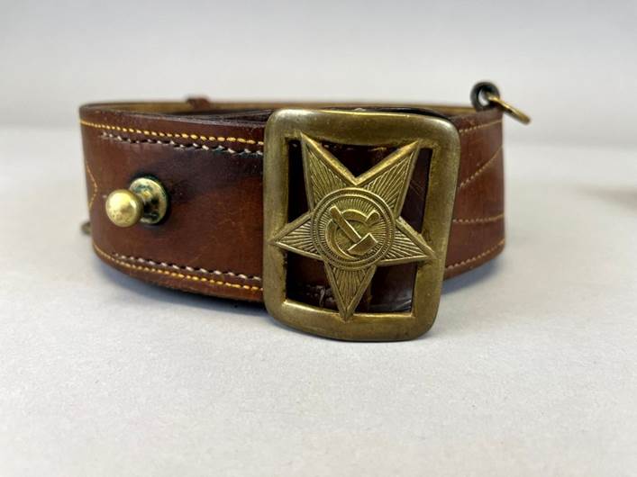 A brown leather belt with a gold buckle

Description automatically generated