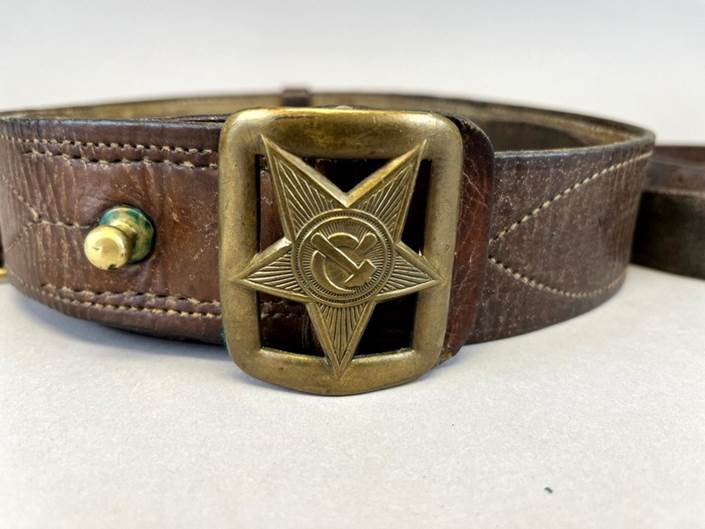 A brown leather belt with a gold buckle

Description automatically generated