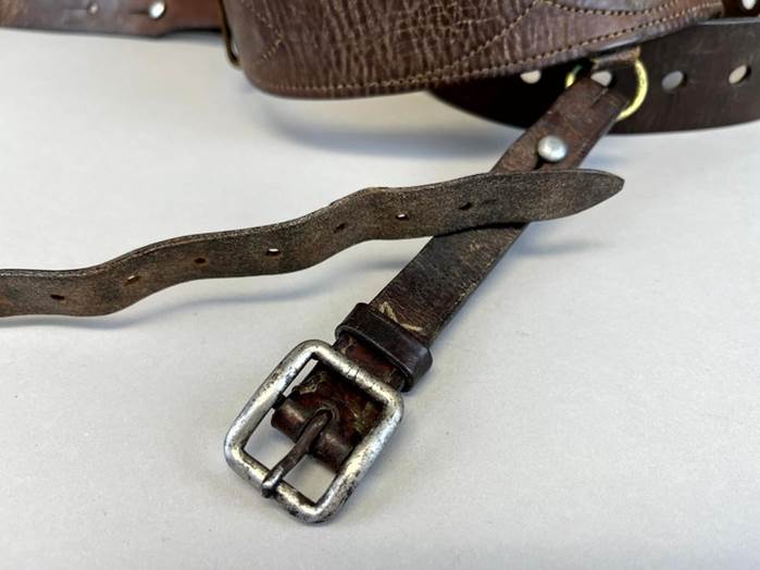 A brown belt with a silver buckle

Description automatically generated