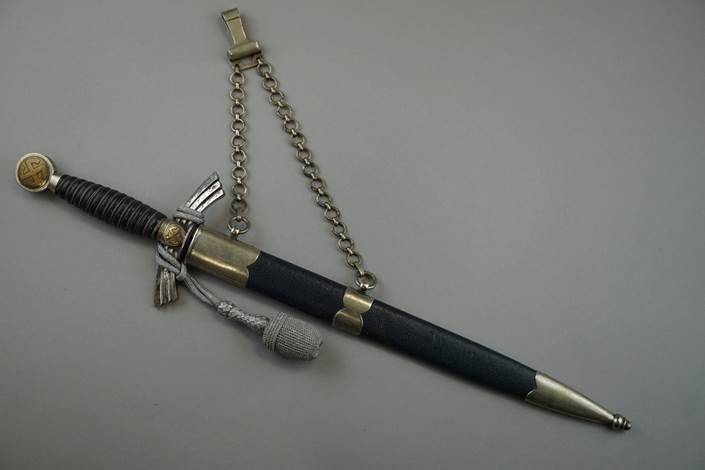 A close-up of a dagger

Description automatically generated