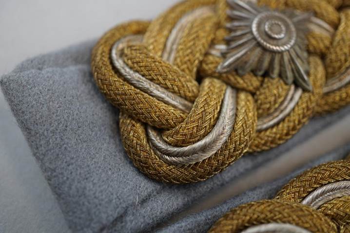 A close up of a fabric knot

Description automatically generated