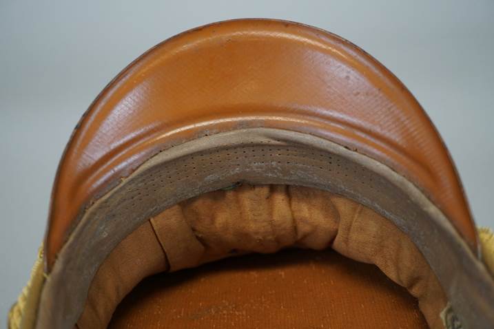 A brown leather cushioned headphones

Description automatically generated with medium confidence