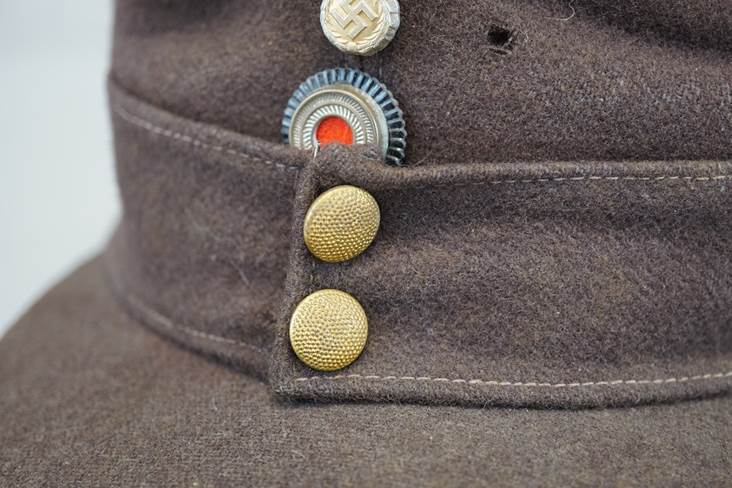 Buttons on a brown hat

Description automatically generated