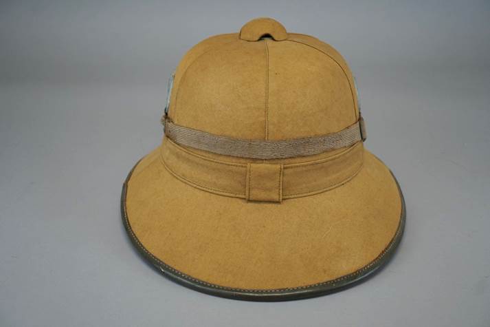 A brown hat with a band

Description automatically generated