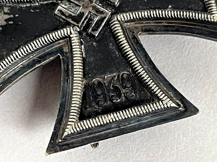 A close up of a medal

AI-generated content may be incorrect.