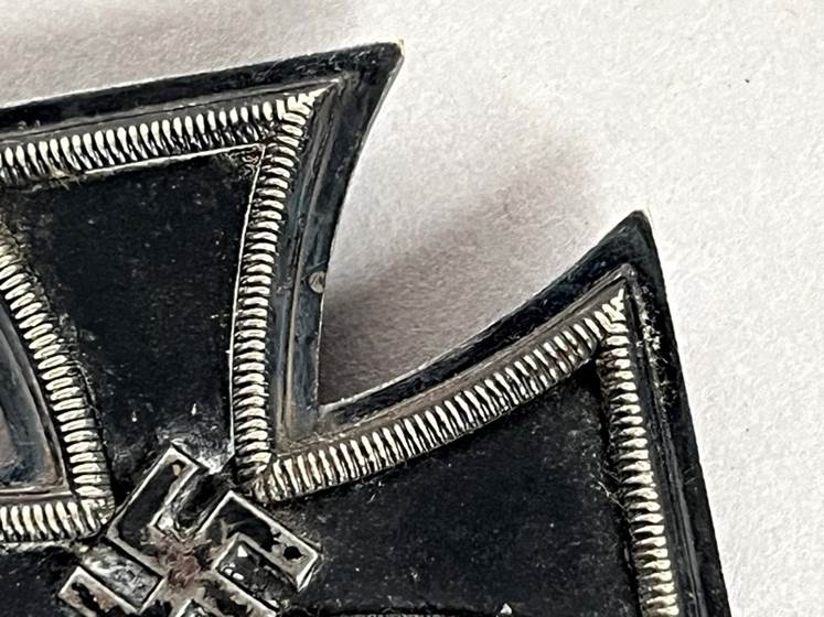 A close up of a black object

AI-generated content may be incorrect.