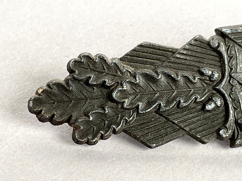 A close-up of a metal pin

AI-generated content may be incorrect.