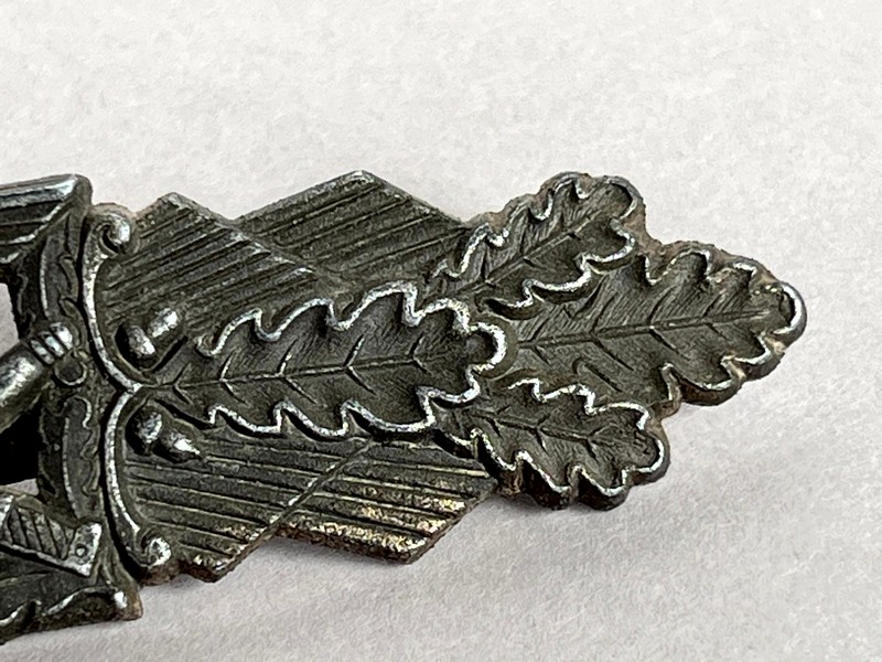 A close-up of a metal badge

AI-generated content may be incorrect.