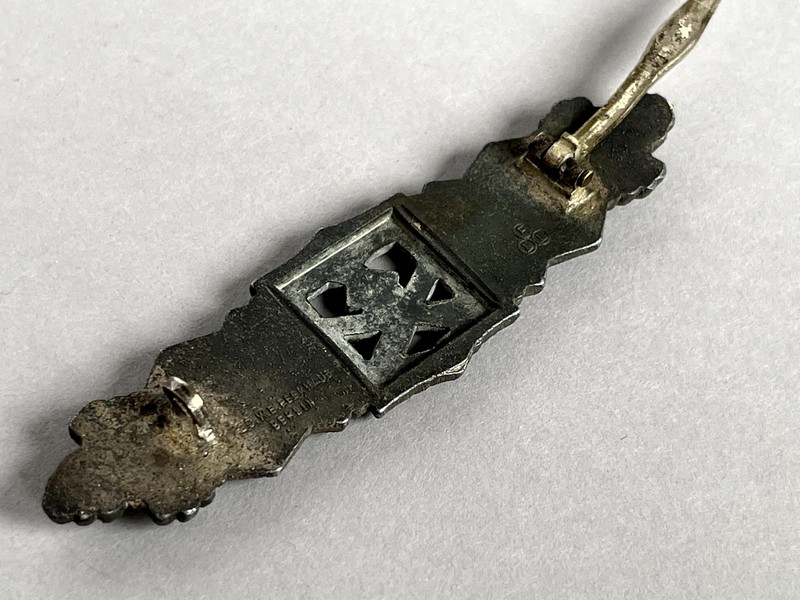 A close-up of a metal object

AI-generated content may be incorrect.