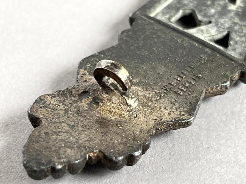 A ring on a metal object

AI-generated content may be incorrect.