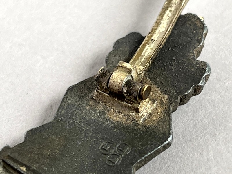 A metal object with a metal handle

AI-generated content may be incorrect.