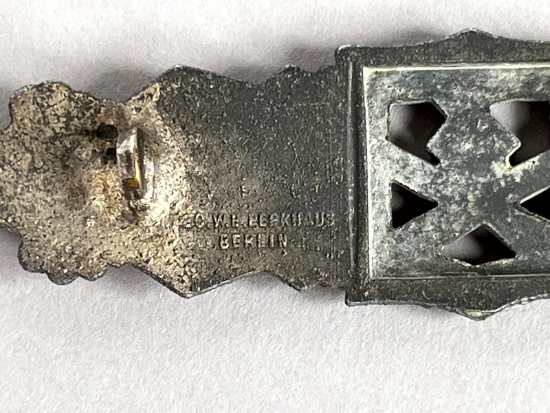 A close-up of a metal object

AI-generated content may be incorrect.