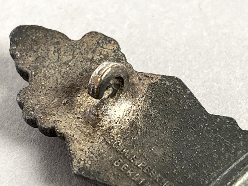 A close up of a metal object

AI-generated content may be incorrect.