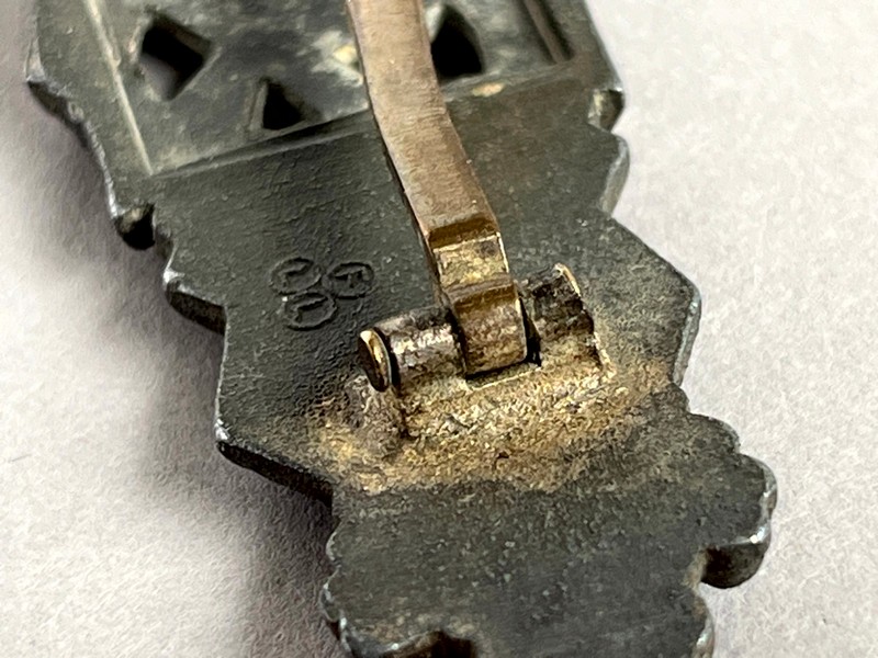 A metal object with a metal handle

AI-generated content may be incorrect.