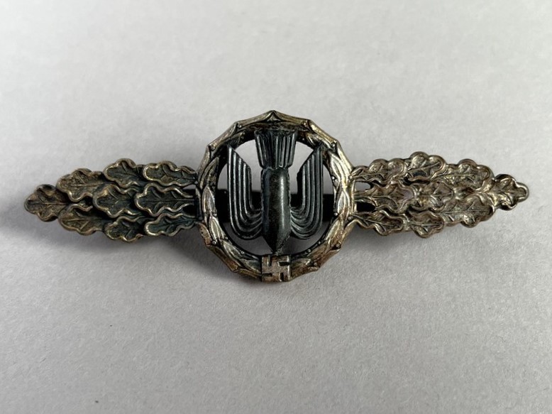 A metal pin with a bird in the middle

AI-generated content may be incorrect.