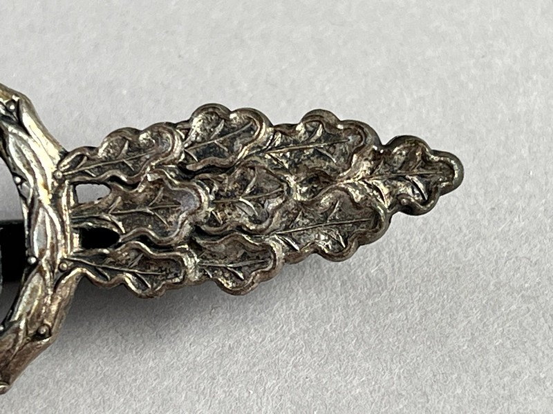 A close up of a metal object

AI-generated content may be incorrect.