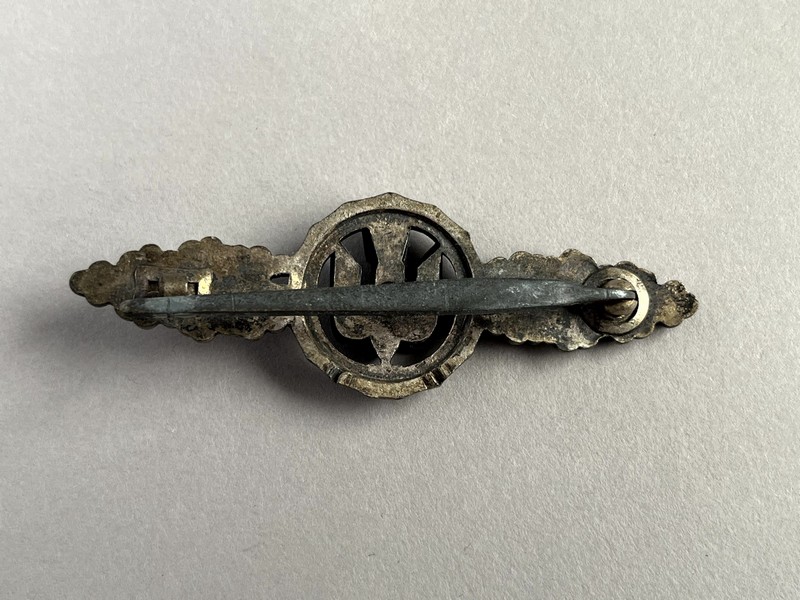 A close-up of a metal pin

AI-generated content may be incorrect.