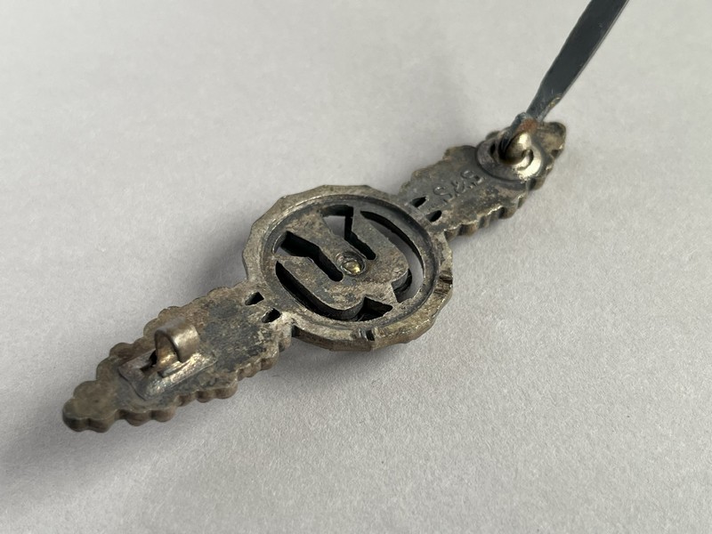 A metal object with a logo

AI-generated content may be incorrect.