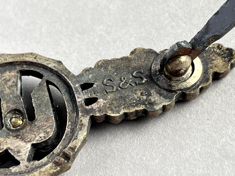 Close up of a metal object

AI-generated content may be incorrect.