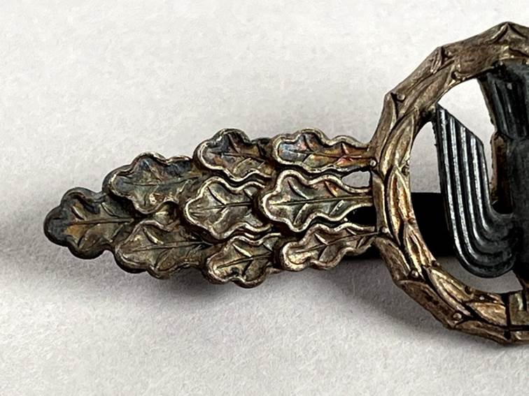 A close-up of a metal object

AI-generated content may be incorrect.
