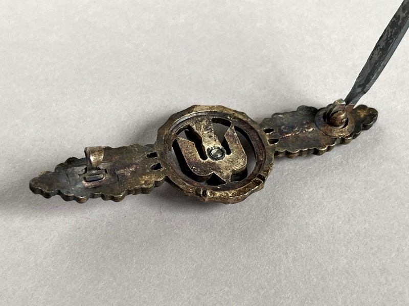 A close-up of a metal bracelet

AI-generated content may be incorrect.