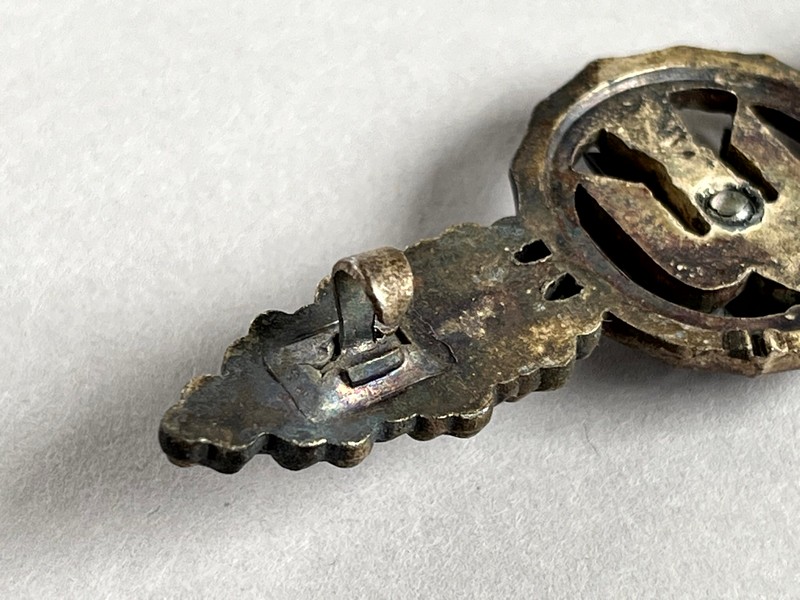A close-up of a metal object

AI-generated content may be incorrect.