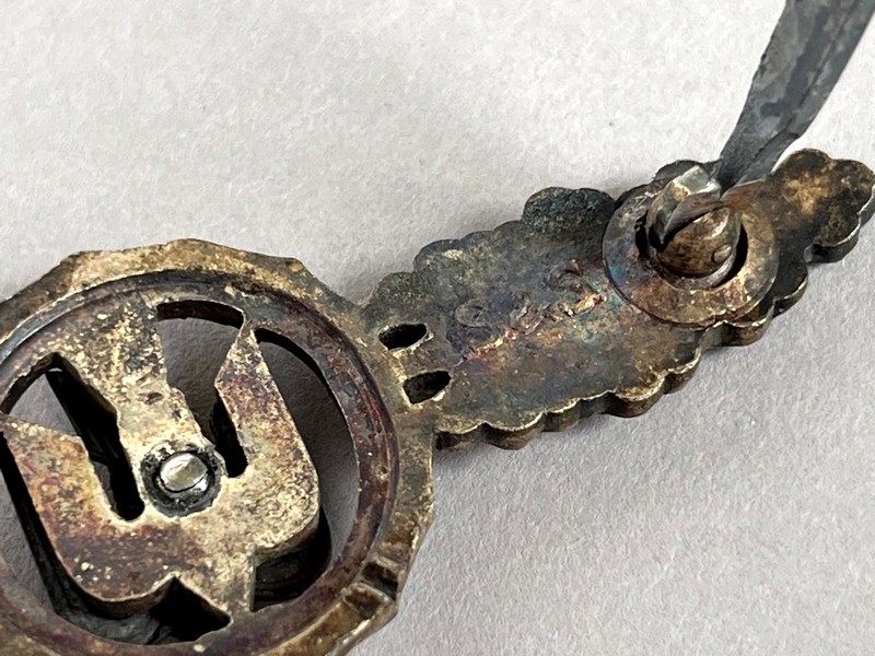 A close up of a metal object

AI-generated content may be incorrect.