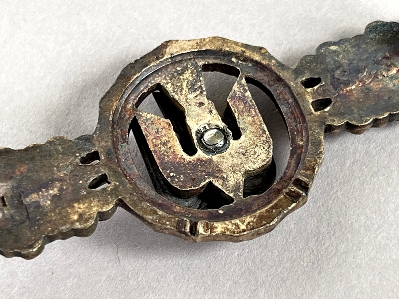 A close-up of a metal object

AI-generated content may be incorrect.