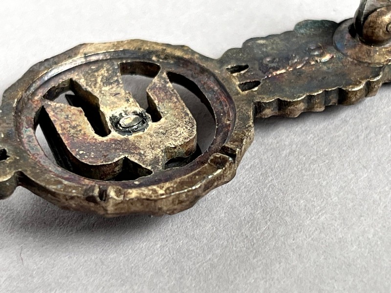 A close-up of a metal object

AI-generated content may be incorrect.