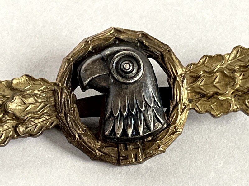 A metal bird head in a circle

AI-generated content may be incorrect.