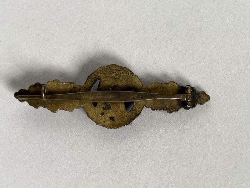 A close-up of a pin

AI-generated content may be incorrect.