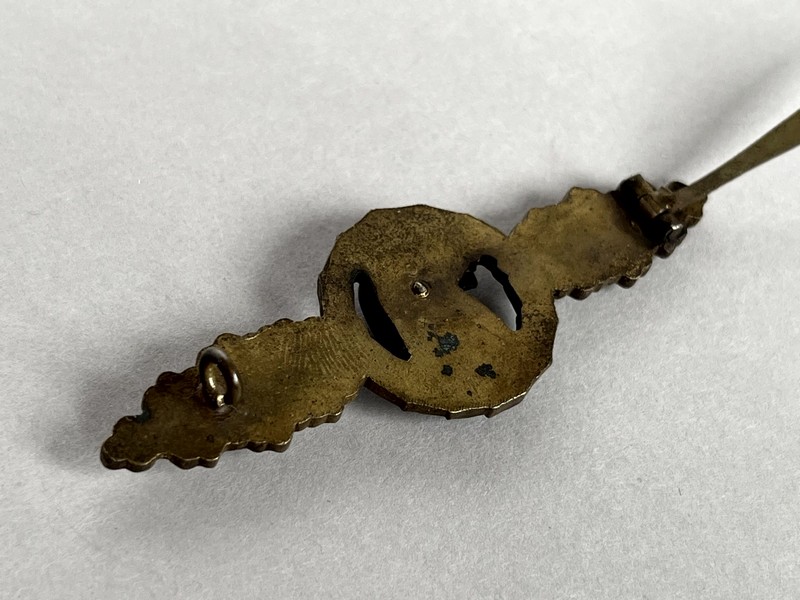 A close-up of a metal object

AI-generated content may be incorrect.