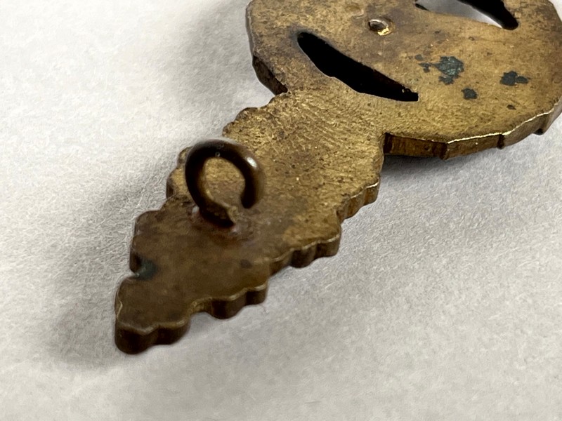 A close up of a key

AI-generated content may be incorrect.